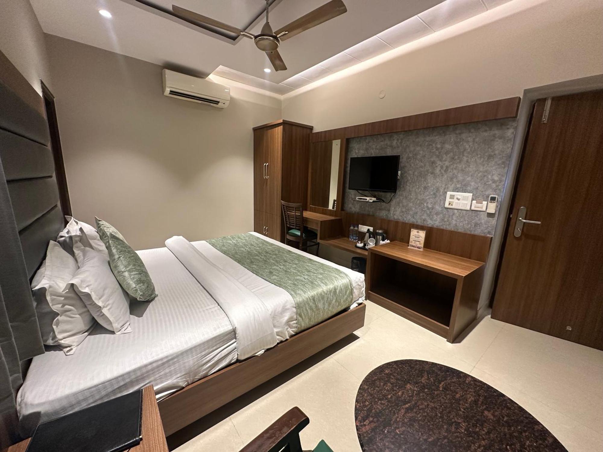 Hotel Amritsar International 2 Min Walk From Amritsar Bus Stand Buitenkant foto